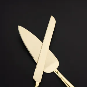 Nahaufnahme eines goldenen Tortenmessers und Hebers Sets aus Edelstahl mit Wellenschliff