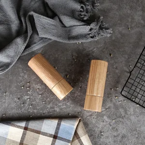 Coppia di macinapepe manuali in rovere da 6 pollici su sfondo rustico grigio effetto pietra