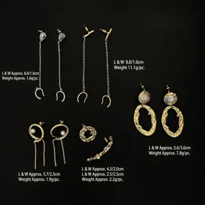 Λεπτομερής άποψη χρυσών και ασημένιων σκουλαρικιών με τις διαστάσεις και το βάρος τους