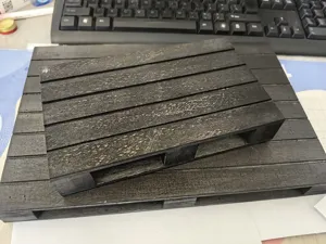 Primer plano de la textura de un posavasos de madera negra carbonizada para hostelería