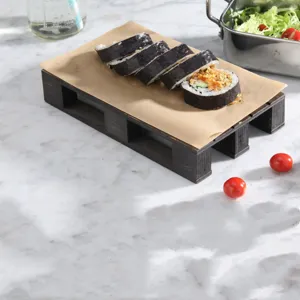 Bandeja de madera carbonizada estilo palé para presentar sushi en restaurantes de lujo