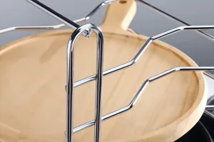 Primer plano de la estructura metálica de una rejilla para pizza con bandeja de madera