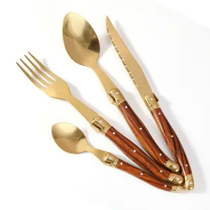 Elegante set di posate da 4 pezzi in acciaio inox dorato con manici effetto legno
