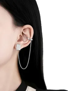 Vue détaillée d'un clou d'oreille fleur argenté avec une chaîne et un earcuff