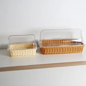 Zwei geflochtene Lebensmittelkörbe mit klaren Acryldeckeln zum Schutz von Brot und Gebäck.