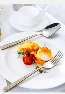 Service élégant de cuillère et fourchette en inox avec manches à texture pierre sur assiette