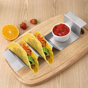 Edelstahl W-förmiger Taco-Halter mit zwei Tacos auf einem hölzernen Schneidebrett