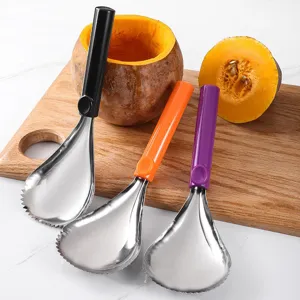Outil en acier inoxydable pour vider les citrouilles avec poignee en plastique colore.