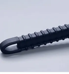 Primo piano dell'impugnatura antiscivolo di una spazzola per barbecue 3 in 1