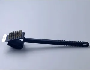 Vista dettagliata della spazzola per barbecue 3 in 1 con setole in acciaio inox.