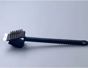 Dettaglio laterale spazzola barbecue 3 in 1 con setole in ottone e raschietto