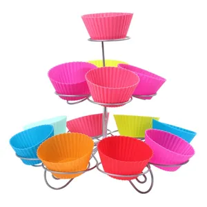 3-stöckiger Metall-Cupcake-Ständer mit bunten Silikonformen auf weißem Grund
