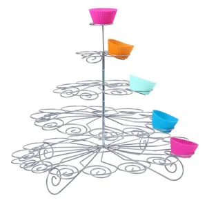 Detail der silbernen Metalldraht-Spiralen auf einem 5-stufigen Cupcake-Ständer