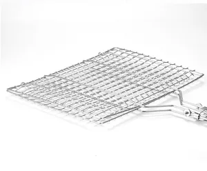 Detailansicht des hochwertigen Grillkorbs aus Edelstahl für Fisch beim Camping im Freien