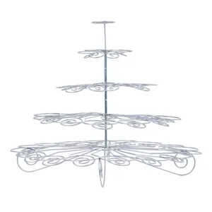 Detailansicht eines eleganten 5-stufigen silbernen Metall-Cupcake-Ständers mit Ornamenten.