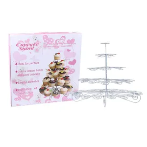 4-stufiger silberner Metall-Cupcake-Ständer neben der Originalverpackung