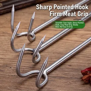 Ganchos de acero inoxidable para carne mostrados en un fondo de madera rústica de BBQ