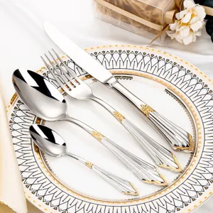 Detailansicht des 304 Edelstahl-Bestecksets mit eleganten geprägten Goldgriffen