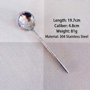 Vue détaillée d'une cuillère en acier inoxydable 304 avec manche texturé diamant