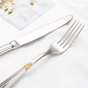 Detailansicht eines 304 Edelstahl-Bestecksets mit elegantem goldgeprägtem Griffdesign