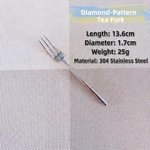 Vue détaillée d'une fourchette à dessert en acier inoxydable 304 avec manche martelé