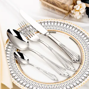Detailaufnahme von Edelstahlbesteck-Set mit eleganten Reliefmustern an den Griffen.