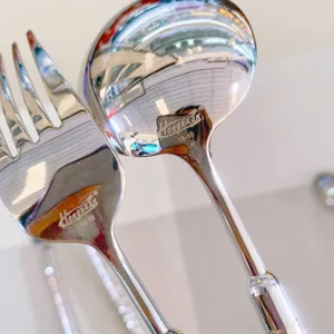 Détail d'une fourchette et d'une cuillère en acier inoxydable 18-10 avec logo gravé