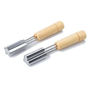 Stampini per biscotti in acciaio inossidabile con manici in legno per decorare dolci.