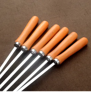 Detaillierte Ansicht von sechs Grillspießen aus Edelstahl mit ergonomischen Holzgriffen