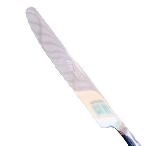 Couteau de table élégant en acier inoxydable 304 avec lame à motif diamanté chic.