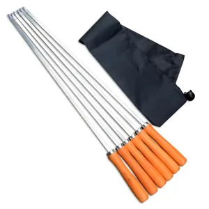 Set mit 6 Grillspießen aus Edelstahl, Holzgriffe und schwarze Aufbewahrungstasche.