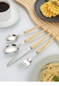 Primer plano del juego de cubiertos de 4 piezas de acero inox con mangos de madera de fresno