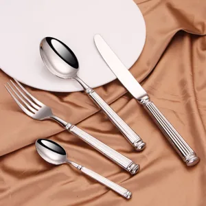Luxe 4-delige 304 roestvrijstalen bestekset met elegante handgrepen in Romeinse streepstijl