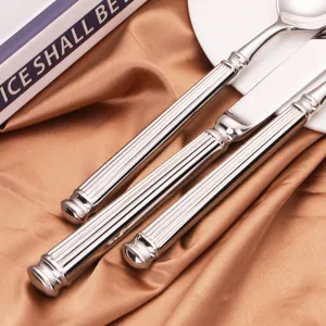 Luxe Europese 304 roestvrijstalen bestekset met elegante Romeinse gestreepte handvatten
