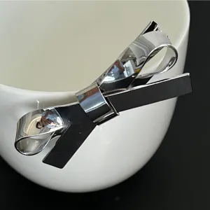 Nahaufnahme einer minimalistischen silbernen metallischen 3D-Bogen-Haarspange mit Glanz.