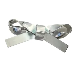 Minimalistische silberne Haarklammer und Brosche in Schleifenform mit poliertem Finish