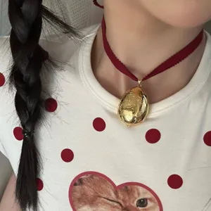 Vintage Messing Ei Medaillon Halskette Blumenrelief Anhänger Palaststil Retro Schmuck Eleganter Charme Für Damen Täglich