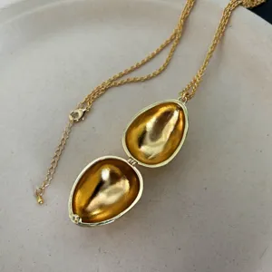 Eleganter vergoldeter eiförmiger Medaillon-Anhänger im Vintage-Stil mit verstellbarer Kette