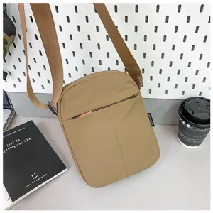 Nahaufnahme einer minimalistischen khakifarbenen Umhängetasche mit Textur und Tag
