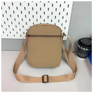 Detaillierte Ansicht der minimalistischen khakifarbenen kleinen Nylon-Umhängetasche.