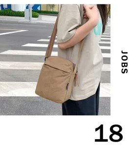 Outdoor-Streetstyle-Ansicht einer minimalistischen khakifarbenen Nylon-Umhängetasche