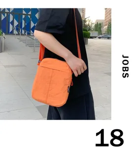 Nahaufnahme einer leuchtend orangefarbenen Umhängetasche aus Nylon für das Handy