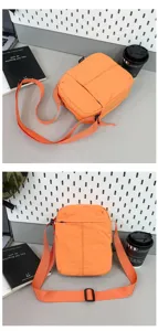 Detailansicht der hellorangefarbenen Nylon-Umhängetasche aus zwei verschiedenen Winkeln