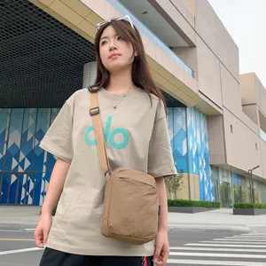 Stylische khakifarbene Nylon-Umhängetasche für lässige Sommer-Streetwear-Lifestyle-Fotos
