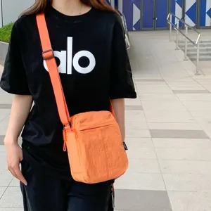 Stylische minimalistische orangefarbene Umhängetasche für Sport und den Modealltag