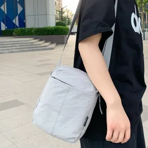 Minimalistische graue Nylon-Umhängetasche für den Sommer, leichte und stylische Outdoor-Tasche.