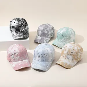 Vue detaillee presentant plusieurs casquettes de baseball colorees et tendance pour l'ete.