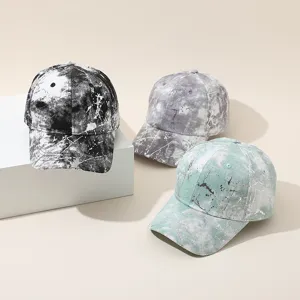 Vue détaillée de casquettes de baseball décontractées tie-dye multicolores, idéales pour le printemps.
