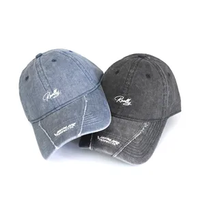 Vue détaillée de casquette de baseball délavée vintage avec broderie élégante de lettres.