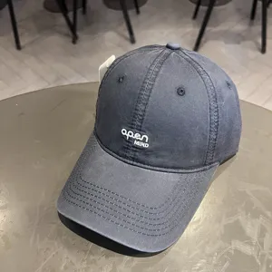 Berretto da baseball in cotone lavato grigio con ricamo bianco open MIND e visiera